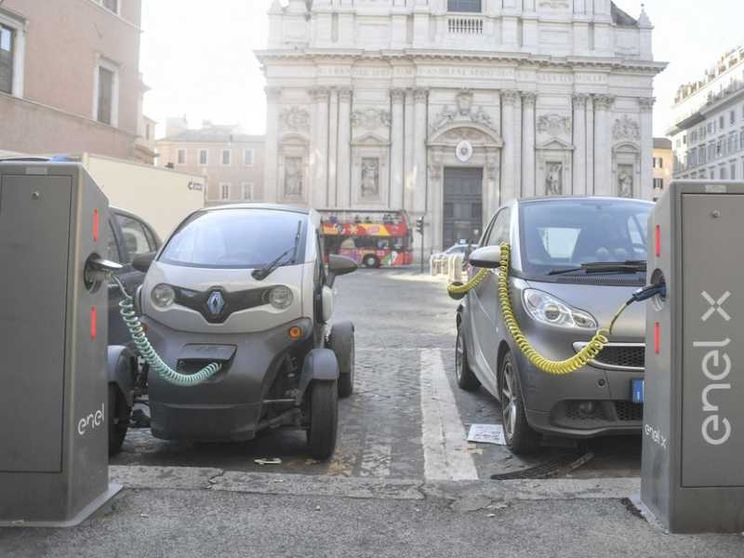 Più colonnine elettriche che distributori di carburante