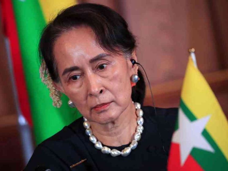 Aung San Suu Kyi condannata a 2 anni di carcere. L'Onu: farsa, sia liberata