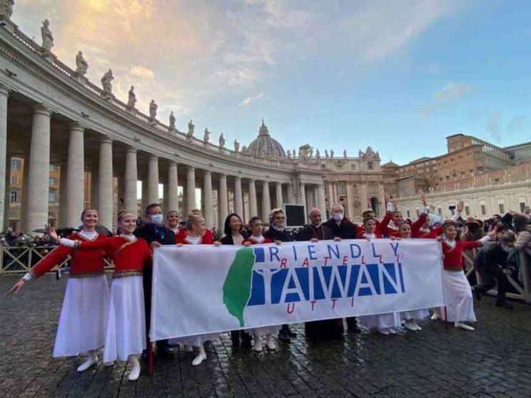 La mostra dei presepi a San Pietro inaugurata dalle danze di Taiwan
