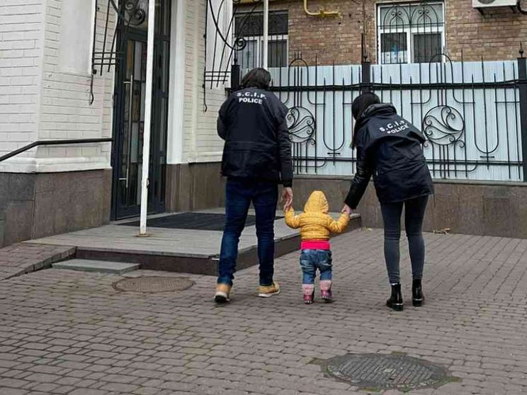 Bimba lasciata in Ucraina, la coppia committente la affida al Tribunale