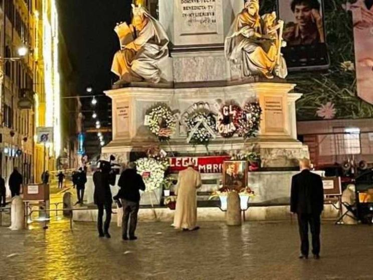 All'alba l'omaggio di papa Francesco a Maria a Piazza di Spagna