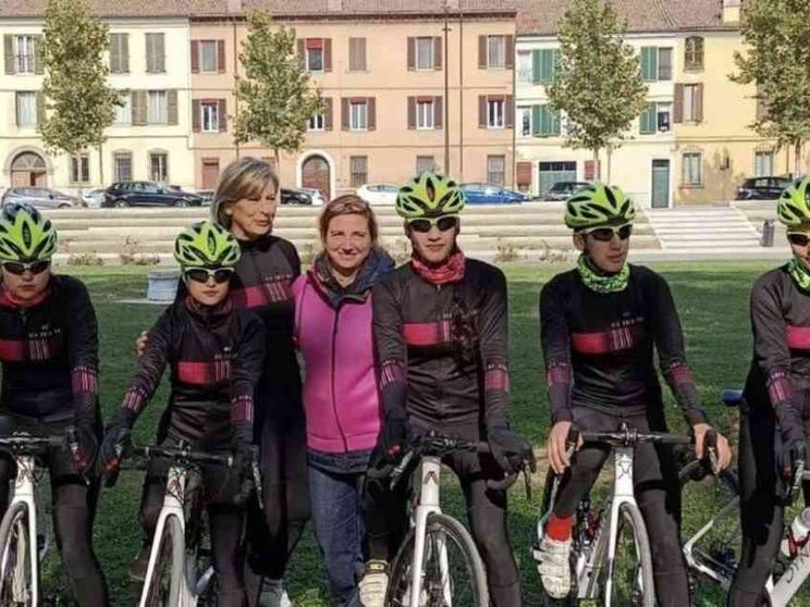 L'ex campionessa che aiuta (in bicicletta) le ragazze in fuga