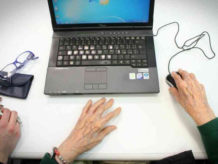 Così la solidarietà si rinnova quando la povertà è digitale