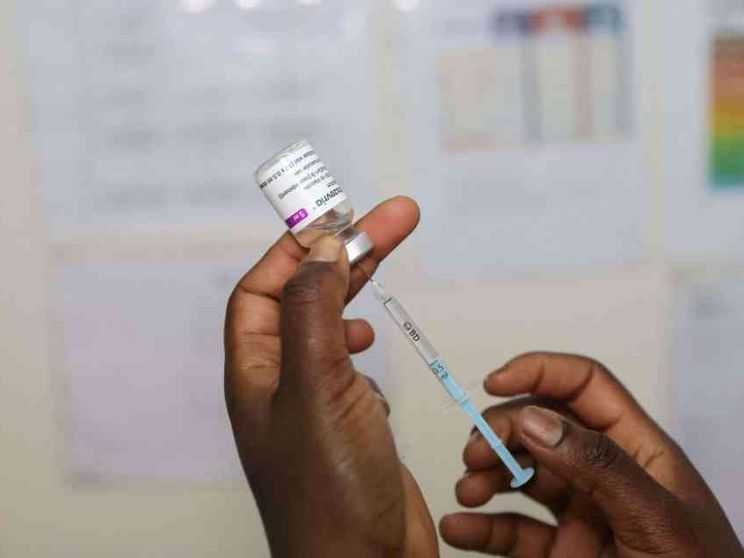 Vaccini, dopo cinque mesi l'efficacia al 39%