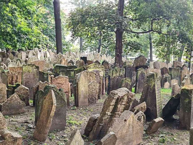 Nel cimitero ebraico di Praga, dove il tempo è totale