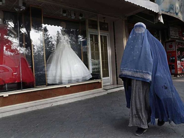 Afghanistan, ancora restrizioni alle donne. «Il vestito corretto? È il burqa»
