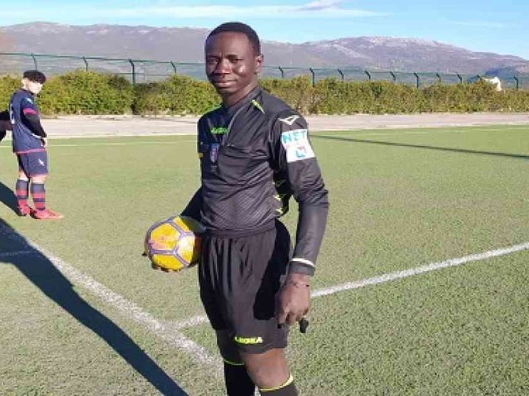 Mustapha, dal barcone al fischietto: è il primo migrante diventato arbitro