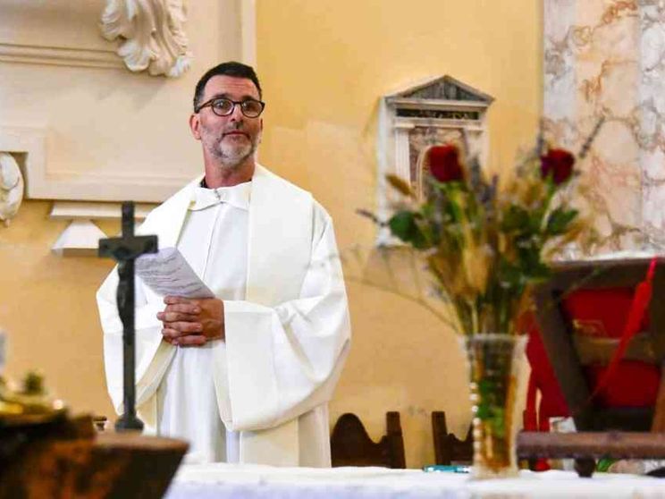 Don Cristian parroco-eremita vicino alla gente. Preghiera e accoglienza