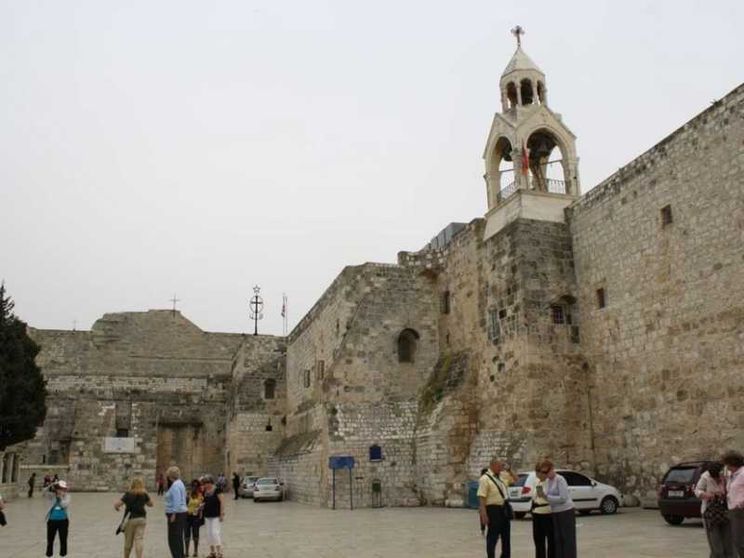 Israele chiude fino al 29. Polemiche sugli ingressi speciali