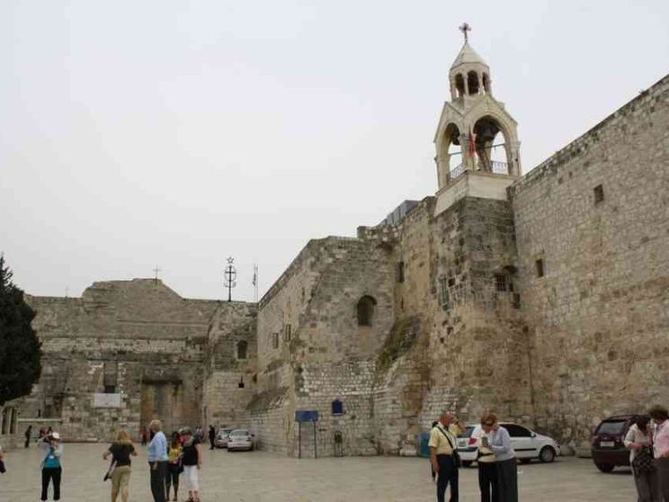 Israele chiude fino al 29. Polemiche sugli ingressi speciali