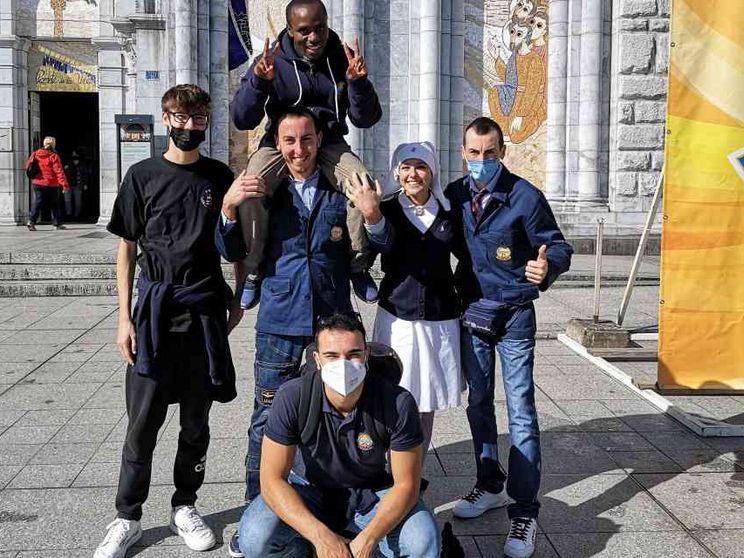 Giovani a scuola dagli ammalati