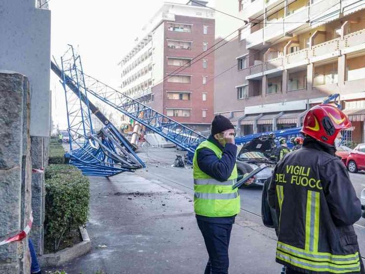 Crolla gru su palazzo, tre operai morti a Torino