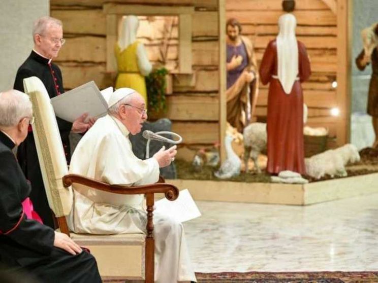 Il Papa: l'umiltà conduce a Dio. «Ai migranti aprire la porta del cuore»