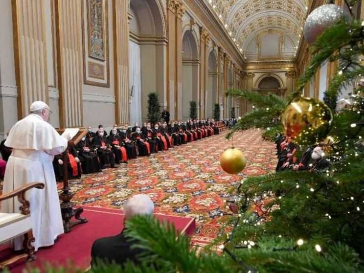 Il Papa alla Curia: «Date testimonianza di umiltà e di sinodalità»