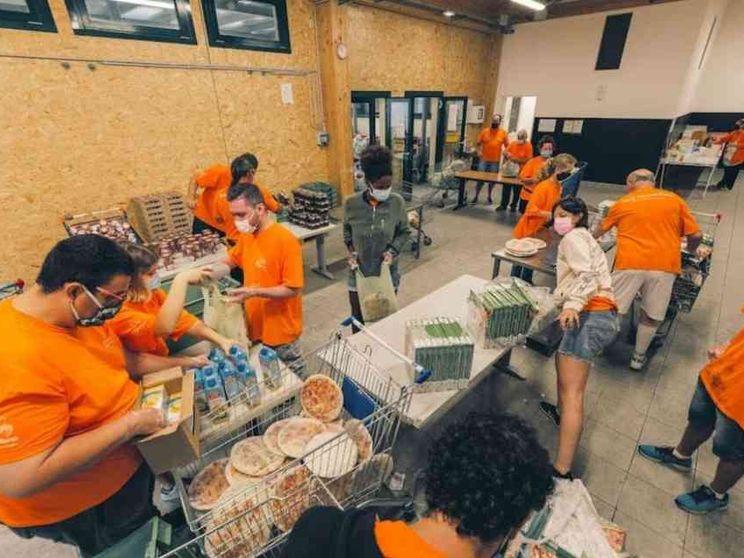 Milano, l’alba degli invisibili. Tra gli uomini soli in cerca di aiuto