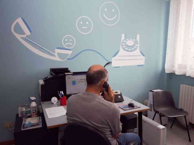 A Natale e Santo Stefano «doniamo tempo a chi è solo». Al telefono
