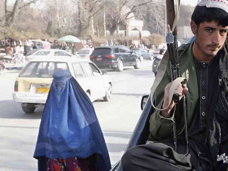 I taleban vietano alle donne di viaggiare da sole. E nei taxi solo velate