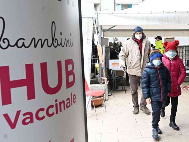 Le Regioni: «Quarantena ridotta per chi ha fatto tre dosi o si blocca il Paese»