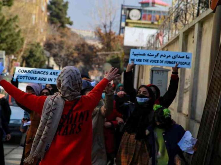 La protesta delle donne a Kabul: la polizia spara per disperderle