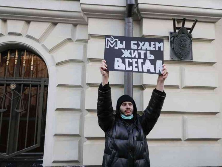 «Infanga l'Urss»: così la Corte suprema russa chiude la ong Memorial