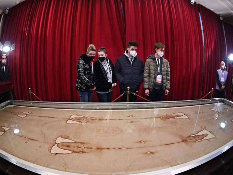 La Sindone parla ai giovani di Taizé. Frère Alois: Gesù, segreto dell'unità