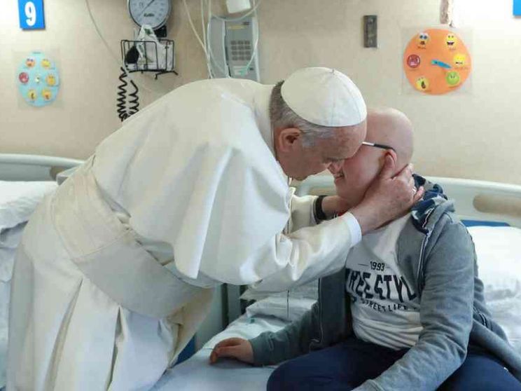 Il Papa: «Accanto al malato, con competenza e compassione»
