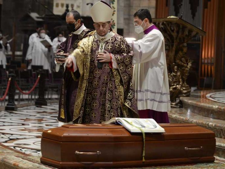 L'ultimo saluto a monsignor Luigi Negri, «tutto per la Chiesa»