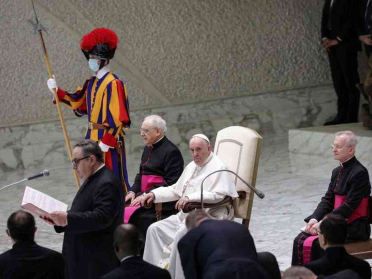 Papa Francesco: la gente non vuole avere figli. E incoraggia l'adozione
