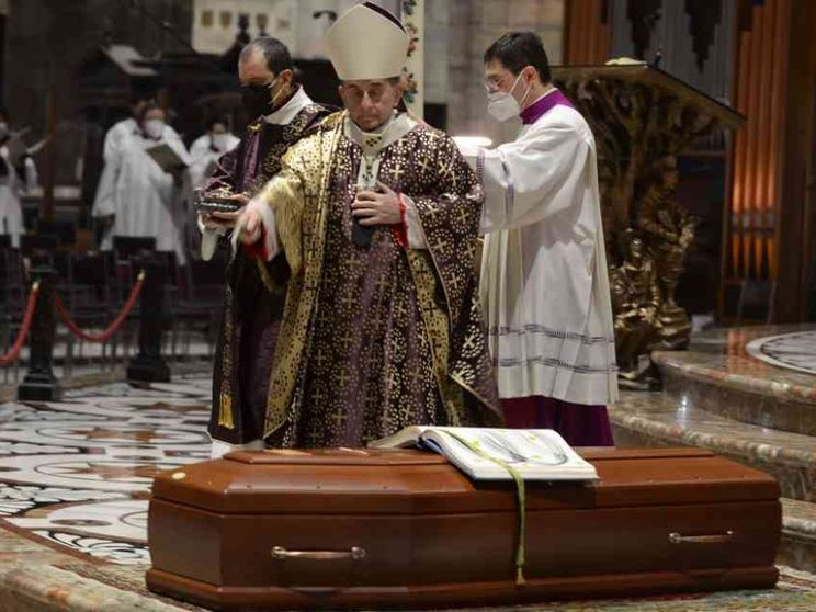 L'ultimo saluto a monsignor Luigi Negri, «tutto per la Chiesa»