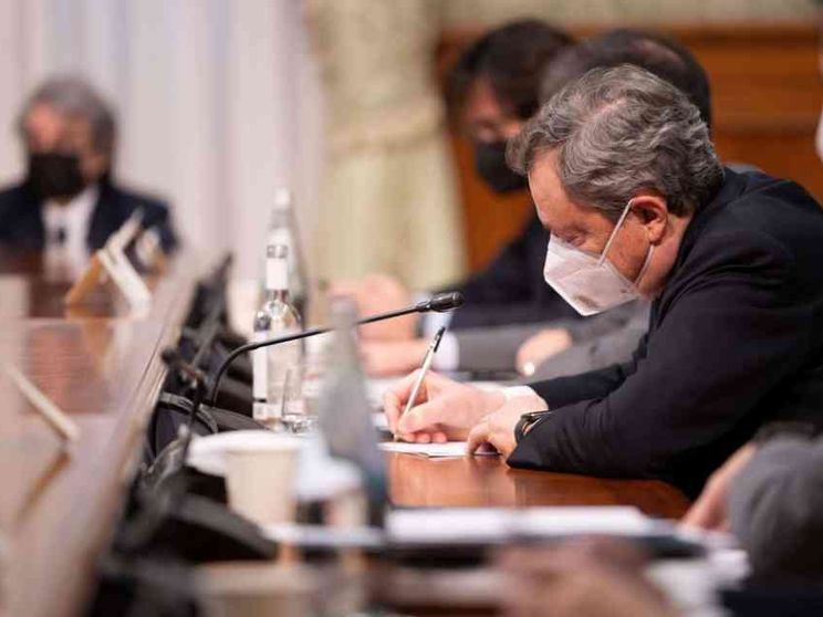 Cdm: obbligo vaccinale per tutti gli over 50. Scuola, ecco quando scatta la Dad