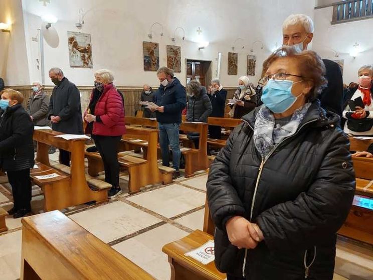 A Messa raccomandata la mascherina Ffp2. Sorveglianza sul catechismo