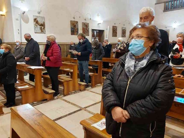 A Messa raccomandata la mascherina Ffp2. Sorveglianza sul catechismo