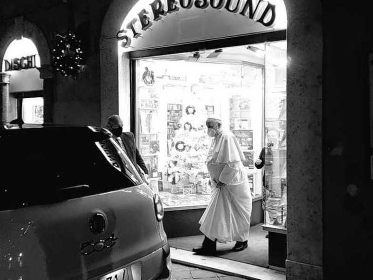 Papa Francesco entra in un negozio di dischi a Roma