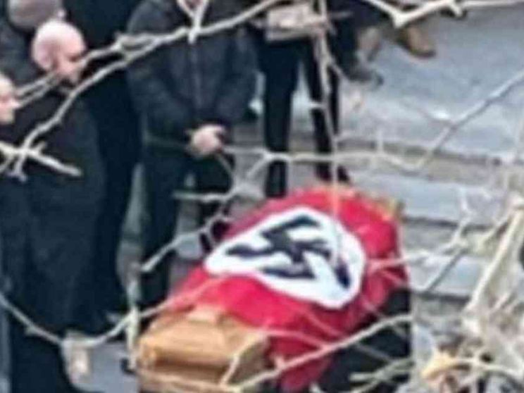 Bandiera nazista sulla bara. Il Vicariato: offensiva e inaccettabile