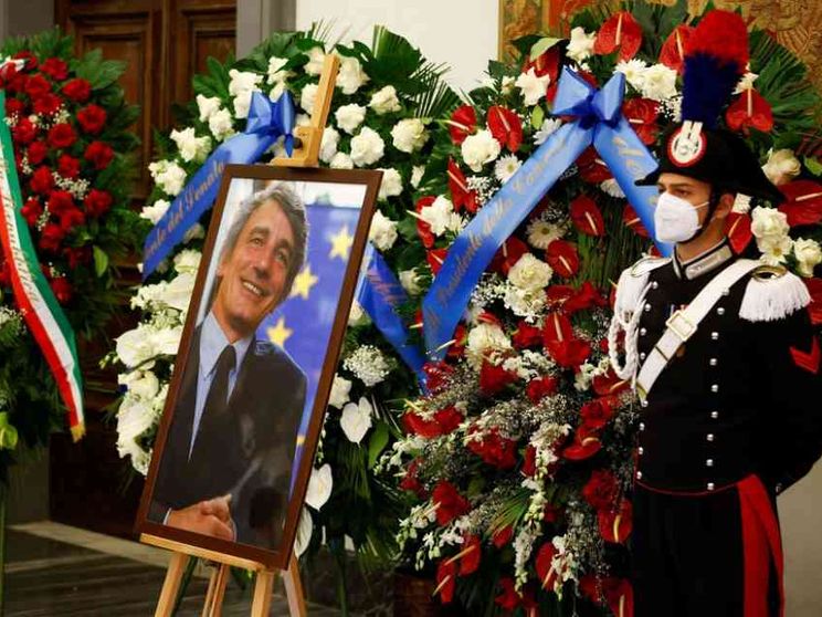 Mattarella e Draghi alla camera ardente di Sassoli. Venerdì i funerali di Stato