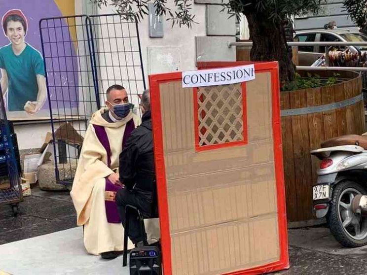 Don Michele, il parroco che confessa in strada: «Siamo un ospedale da campo»