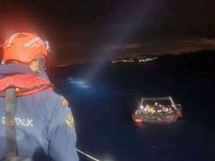 I bambini «lanciati» alla deriva. Così la Grecia respinge i migranti