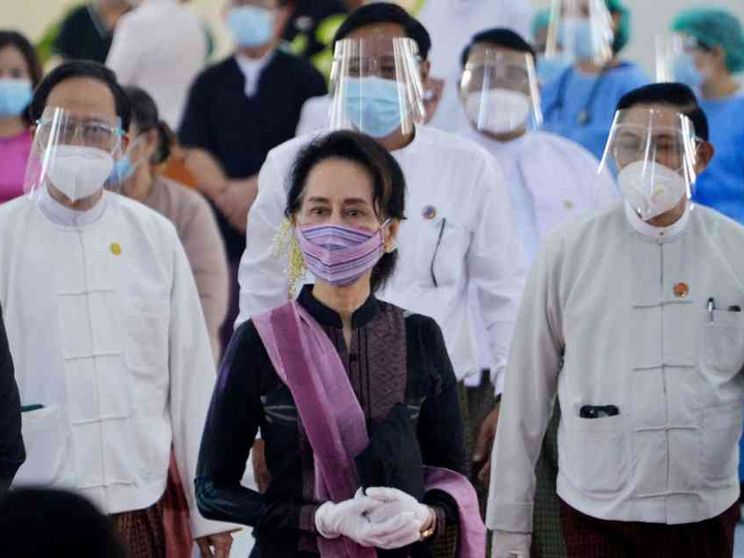 Dai vescovi birmani appello alla pace. Altre accuse per Suu Kyi