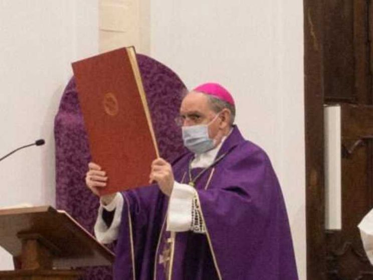 Il vescovo Cirulli: «Sui vaccini solo buon senso. C'è chi vuole colpire il Papa»