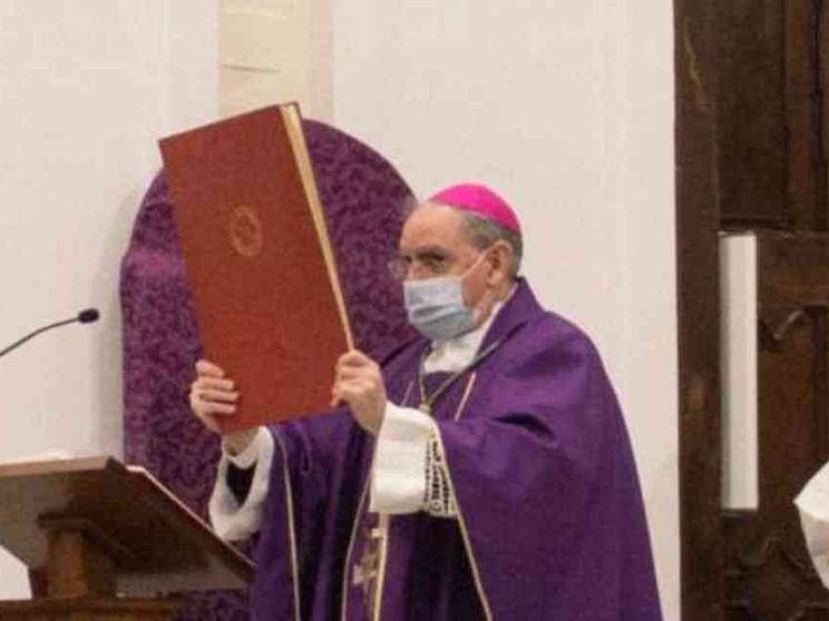 Il vescovo Cirulli: «Sui vaccini solo buon senso. C'è chi vuole colpire il Papa»