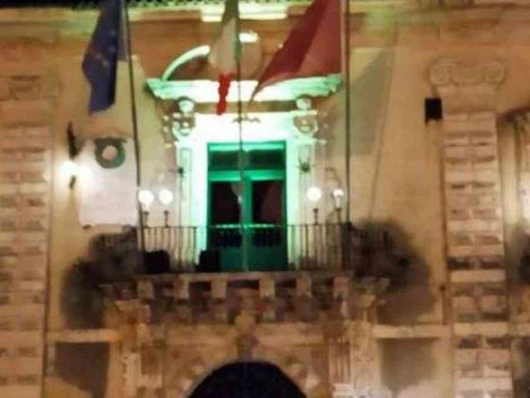 Lanterne verdi in solidarietà con i migranti, l'Italia accesa