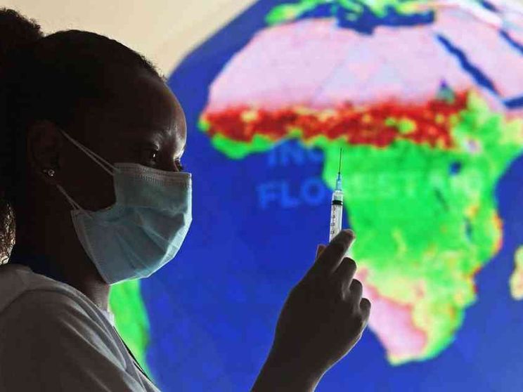 C'è un utile «doppio binario» per globalizzare le vaccinazioni