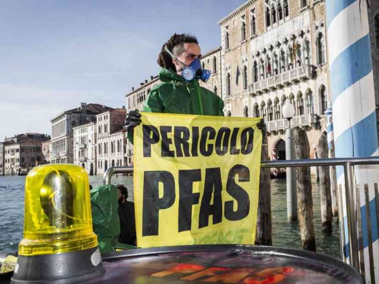 Pfas nell'acqua, 9 anni dopo manca ancora una legge nazionale