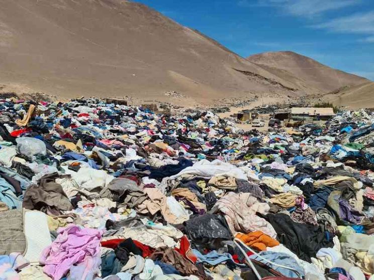 Cile, cimitero della moda mondiale. Nel deserto la discarica dei record