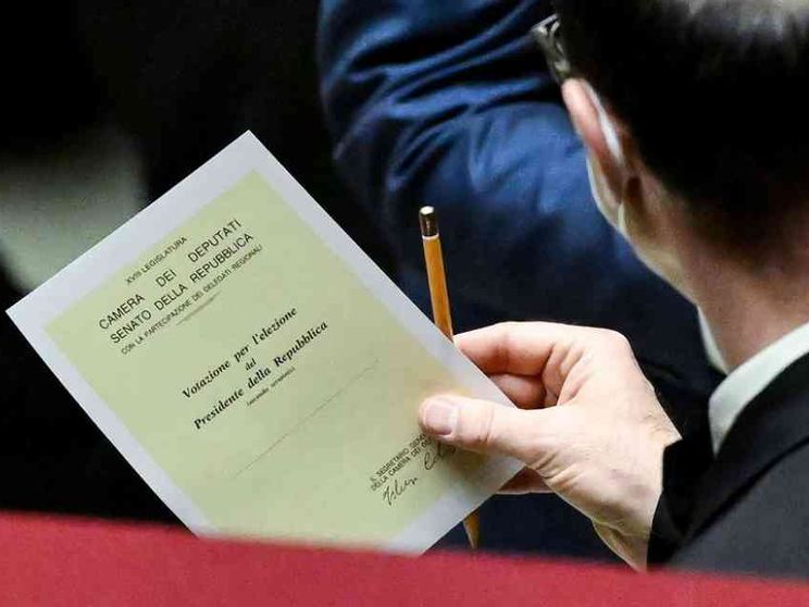 Nuova fumata nera, 39 voti per Mattarella. I 3 nomi del centrodestra