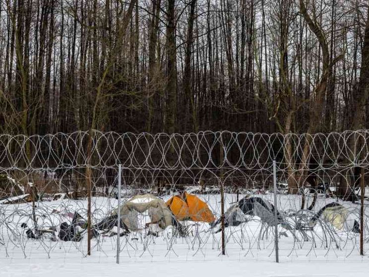 La Polonia avvia la costruzione del muro antiprofughi. L'opposizione: vergogna