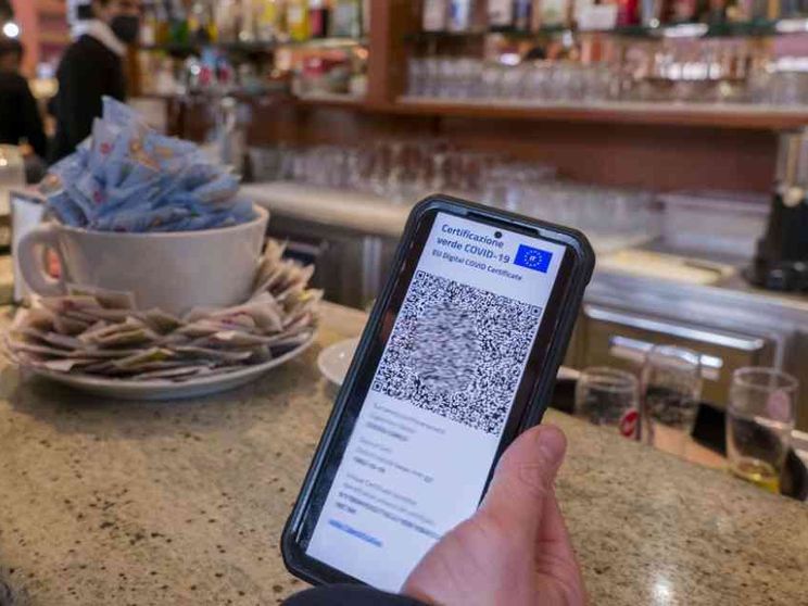 In Europa il Green pass vale 9 mesi No a tamponi per chi è già vaccinato