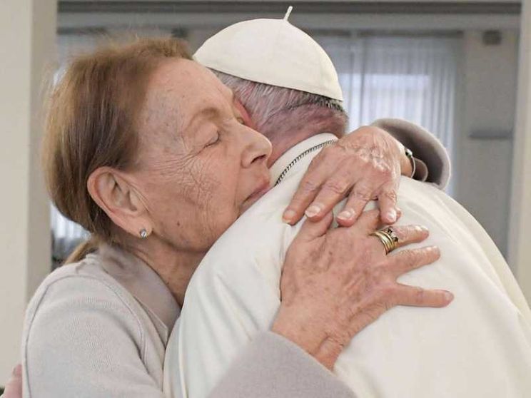 Il nuovo abbraccio tra il Papa e Edith Bruck: tramandare la memoria ai giovani