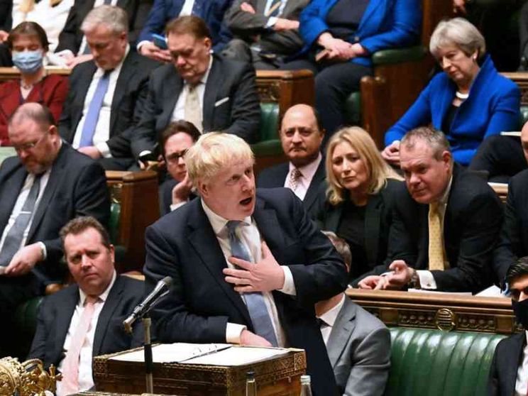 Il dossier sul party gate travolge Johnson. Il premier si scusa, ma non molla