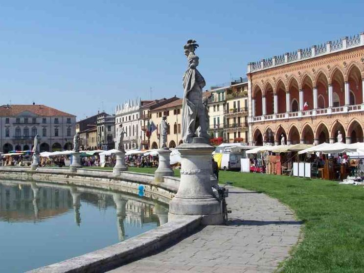 Padova, la statua femminile in Prato della Valle ci sarà